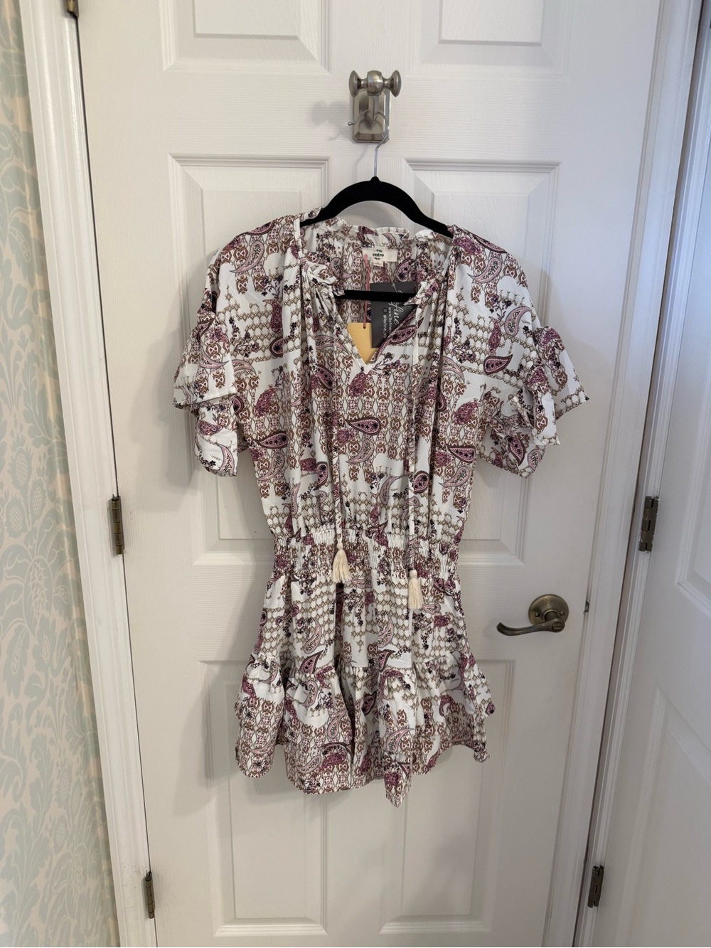 entro White Paisley Short-Sleeve Romper with Maroon Print